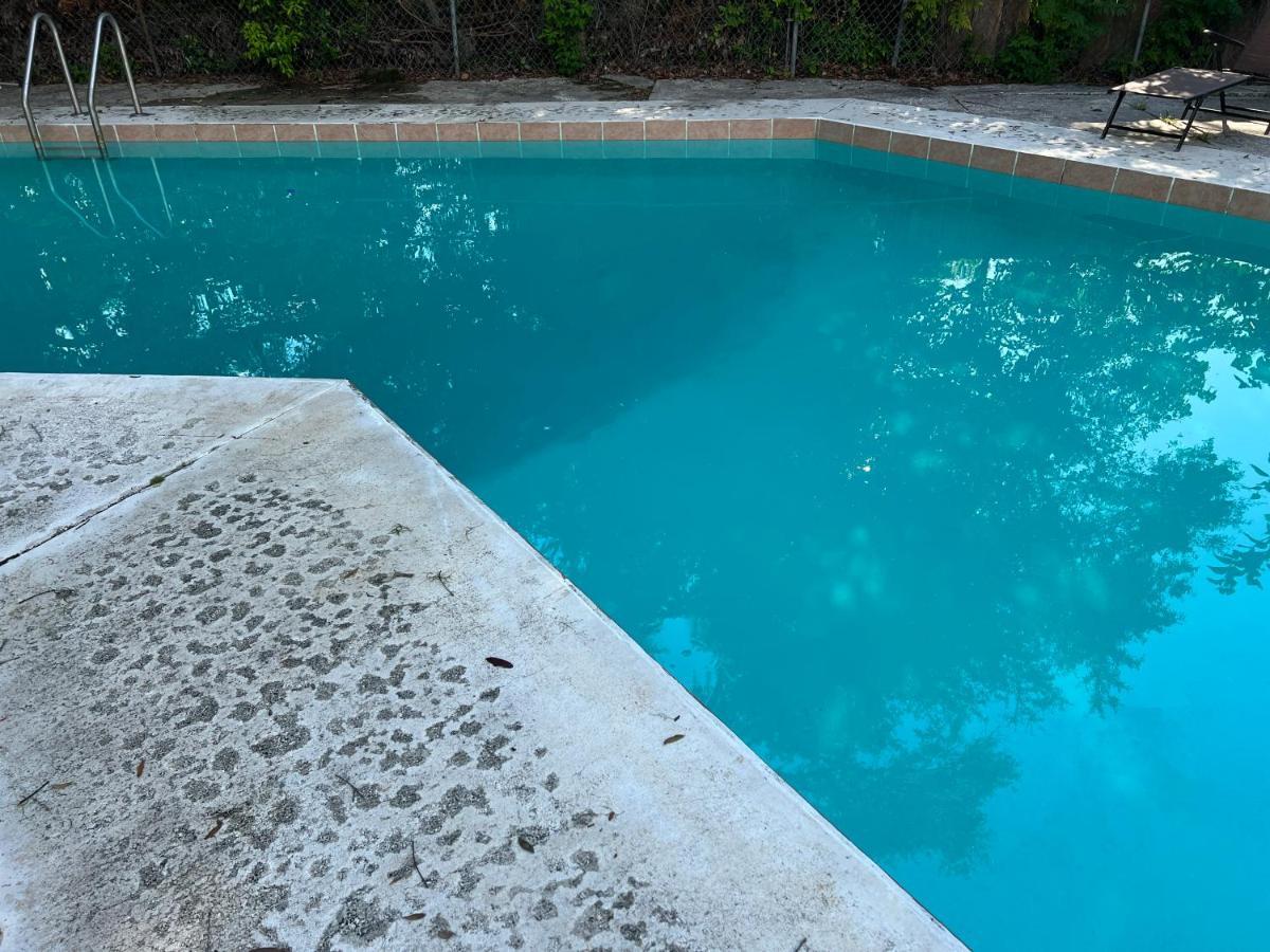 Pool Home Sleeps 6 With Large Fenced Yard แจ็กสันวิลล์ ภายนอก รูปภาพ
